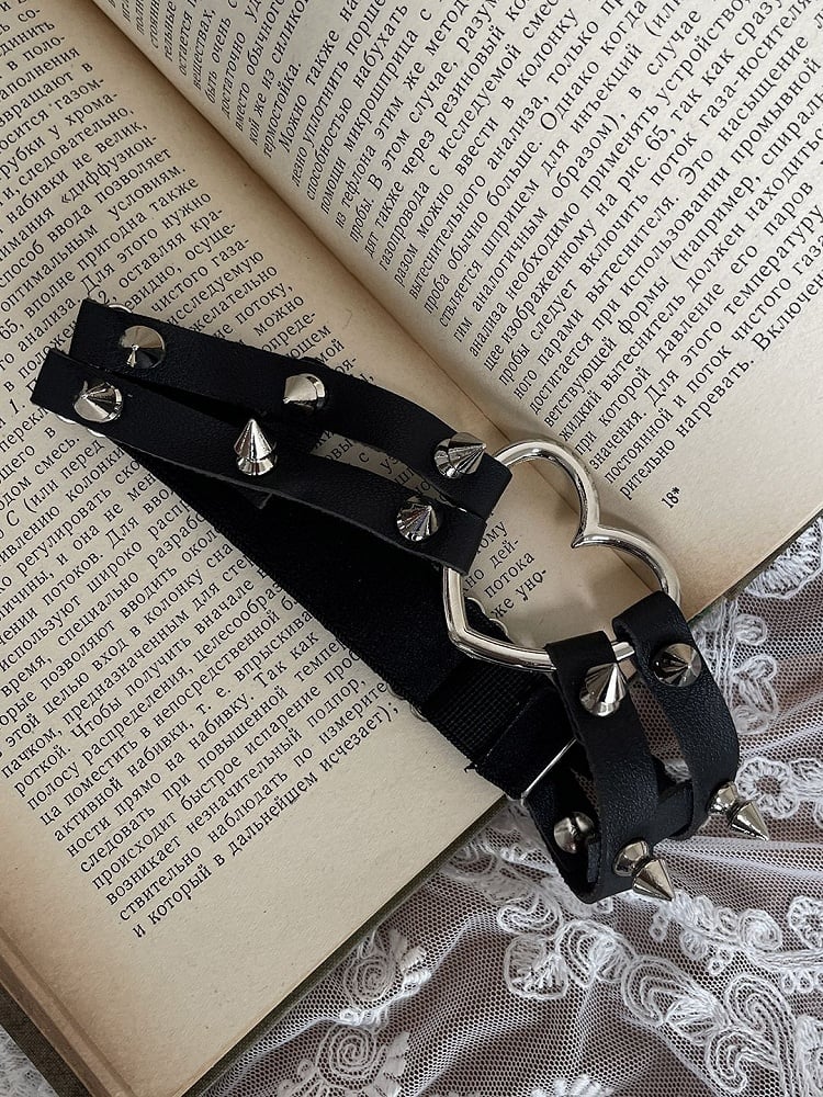 Loop Leg Heart Black Studs Ring With and Decoration