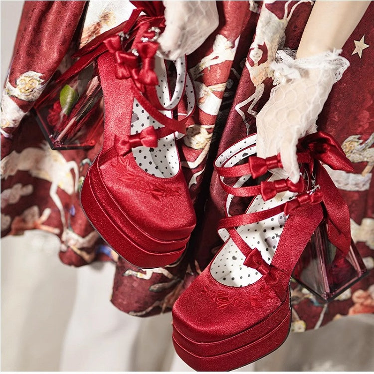 Rote Kamelienblüte mit hohem Blockabsatz, elegante Plateau-High-Heels