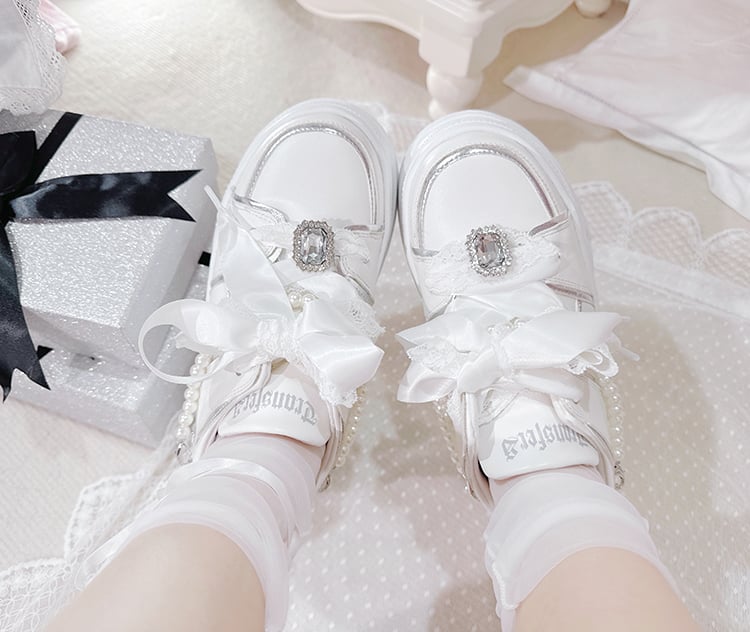 Weiße Plateauschuhe von Jirai Kei mit Strasssteinen und abnehmbarer Perlenkette