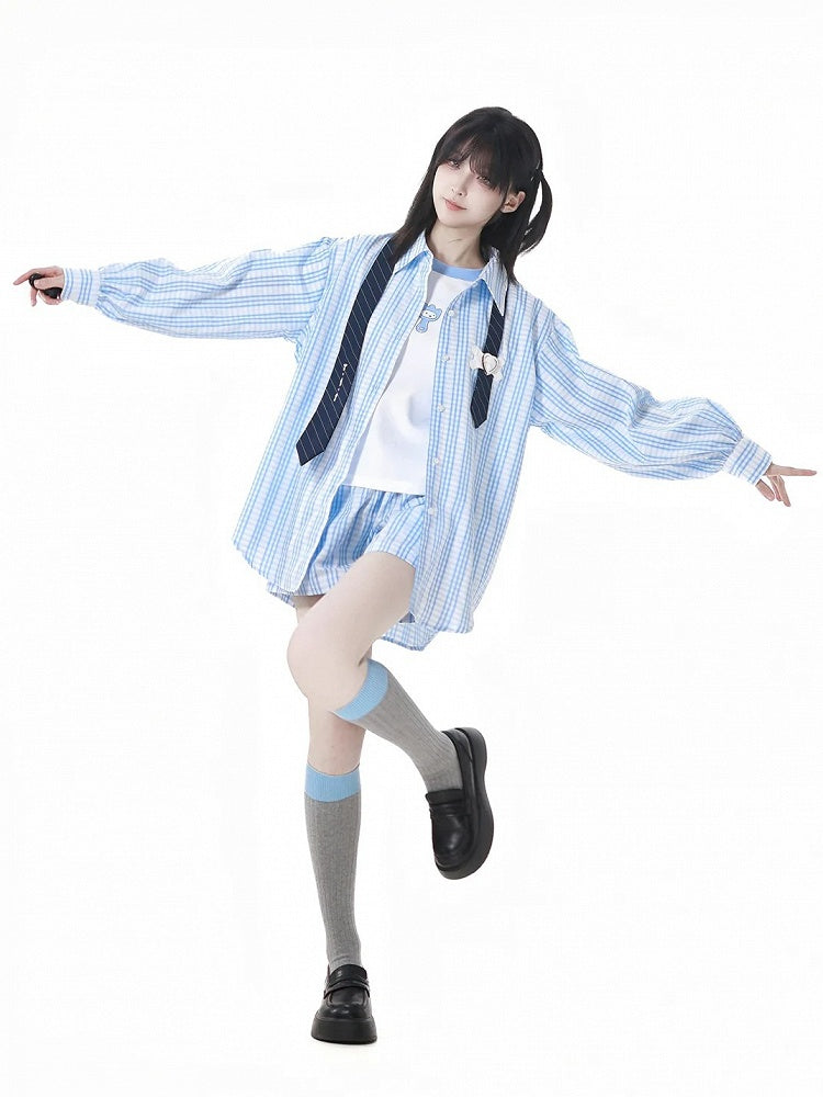 ブルーホワイトの伸縮性ウエストチェック柄ショートパンツ