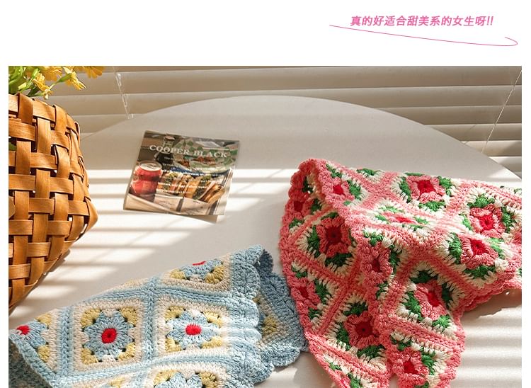 Dreieckiger Strickschal mit Blumenmuster und Karomuster