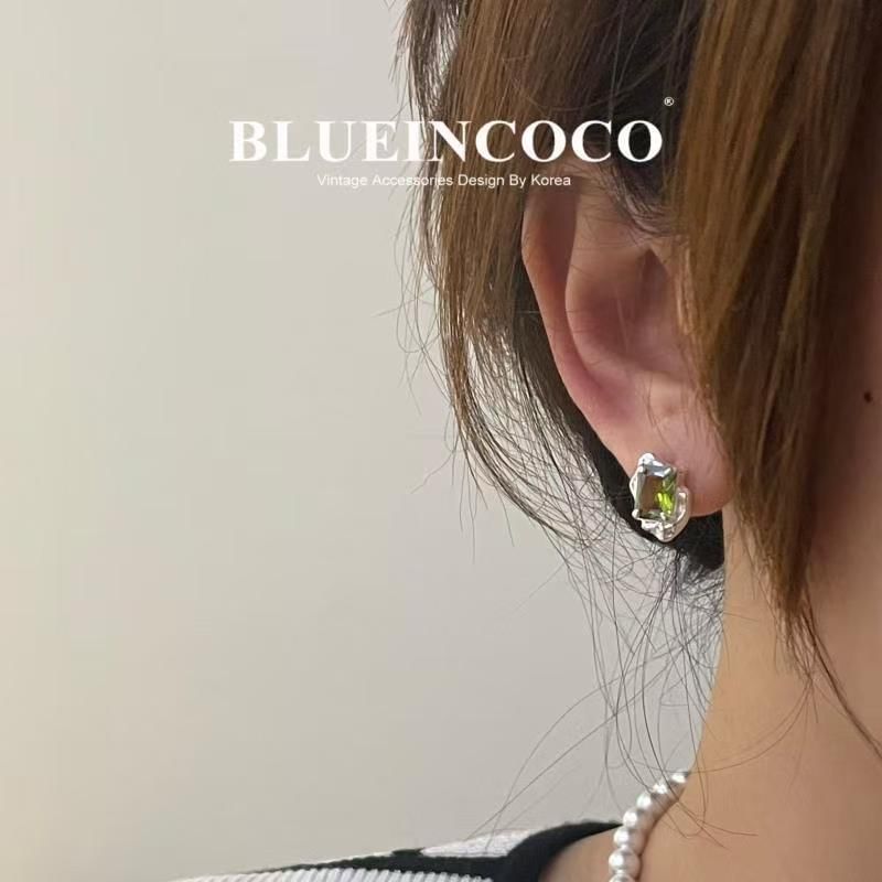 宝石スタッドイヤリング