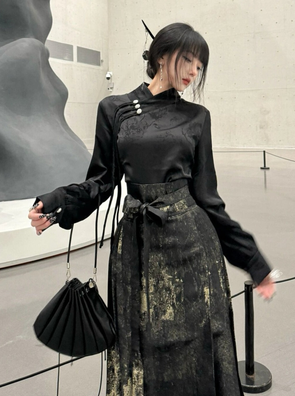 Dunkle China-Bluse + langer China-Rock