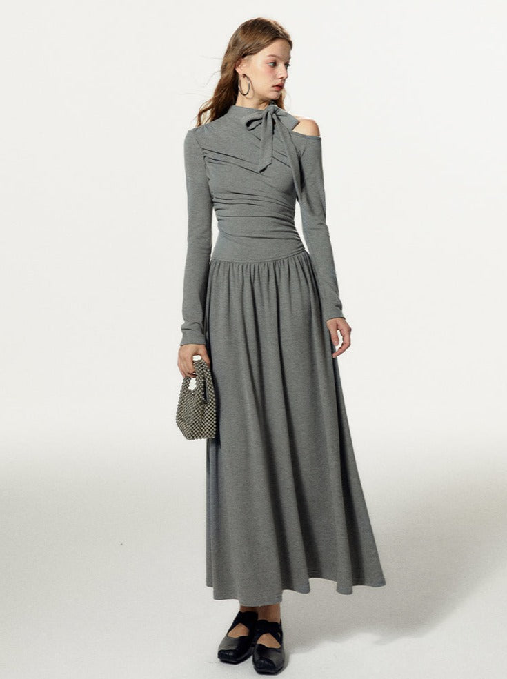 Ausgestelltes Kleid mit Schleife