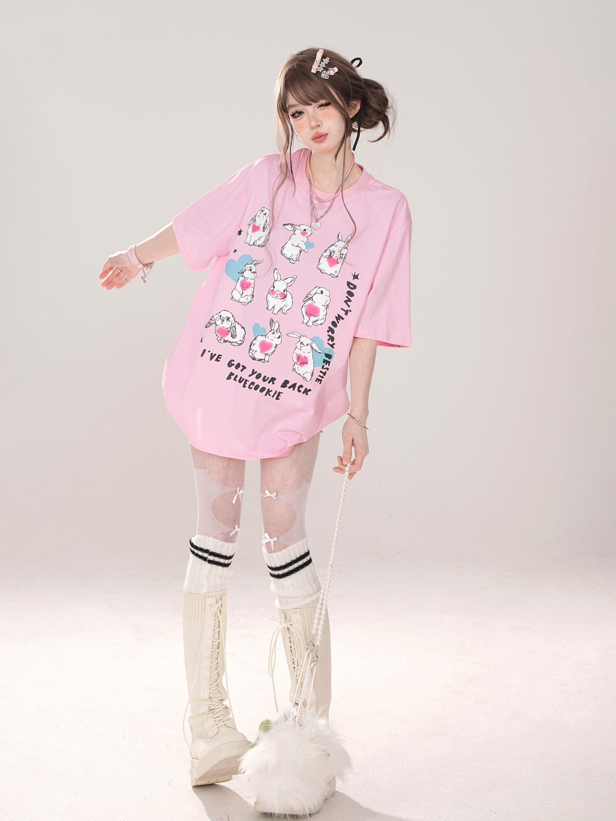 デザインイラストTシャツ キュートなアーティスティックなゆるいウサギ