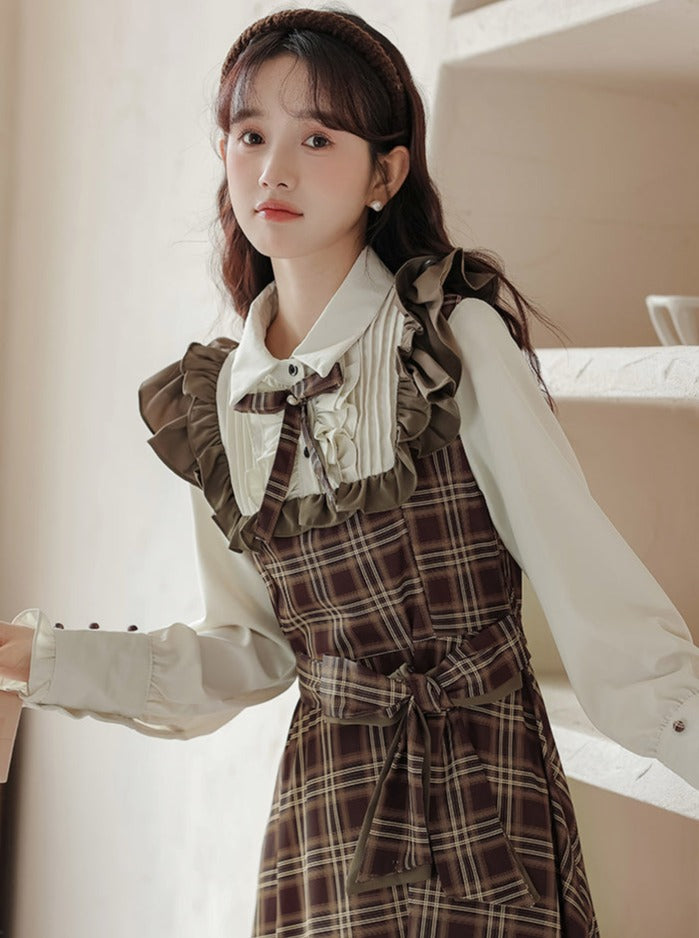 Brauner Retro-Rock im Hepburn-Stil mit Hosenträgern und französischer Rüsche