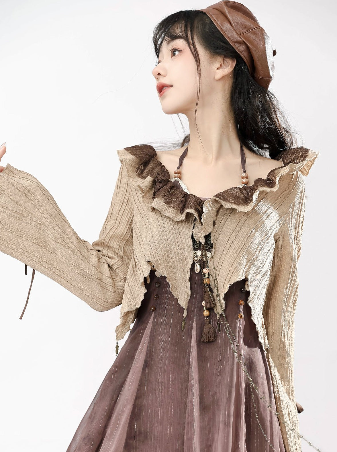 Kleiderstil + kurzes Camisole-Cardigan mit ethnischen Rüschen