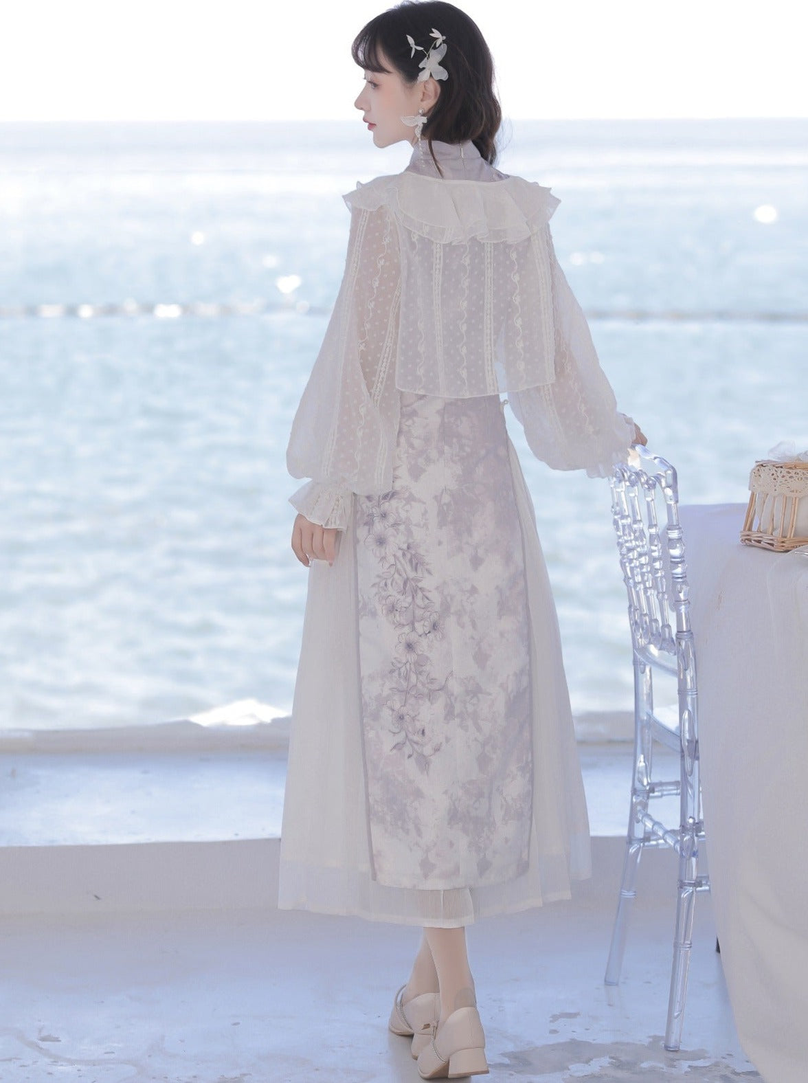Chinesisches Kleid mit Rüschen + lila Strickjacke mit leicht durchsichtigen Blumen