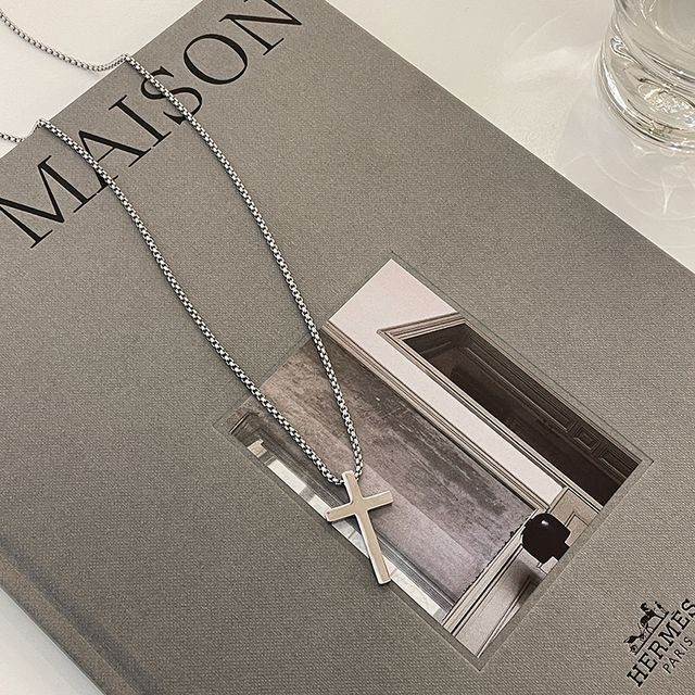 ペンダントクロスネックレス