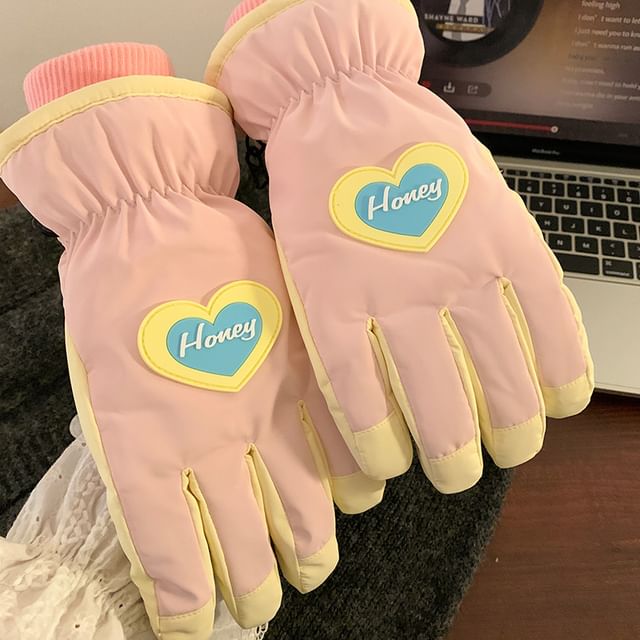 Herzfarbene Handschuhe Zwei