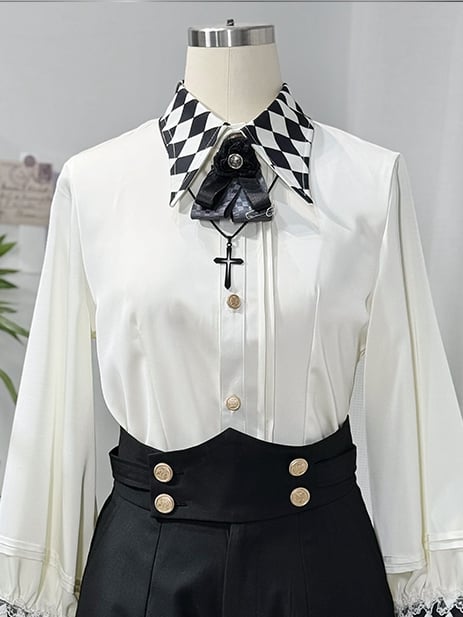 Schwarze Brosche und verzierter Knopf, silberne Anstecknadel