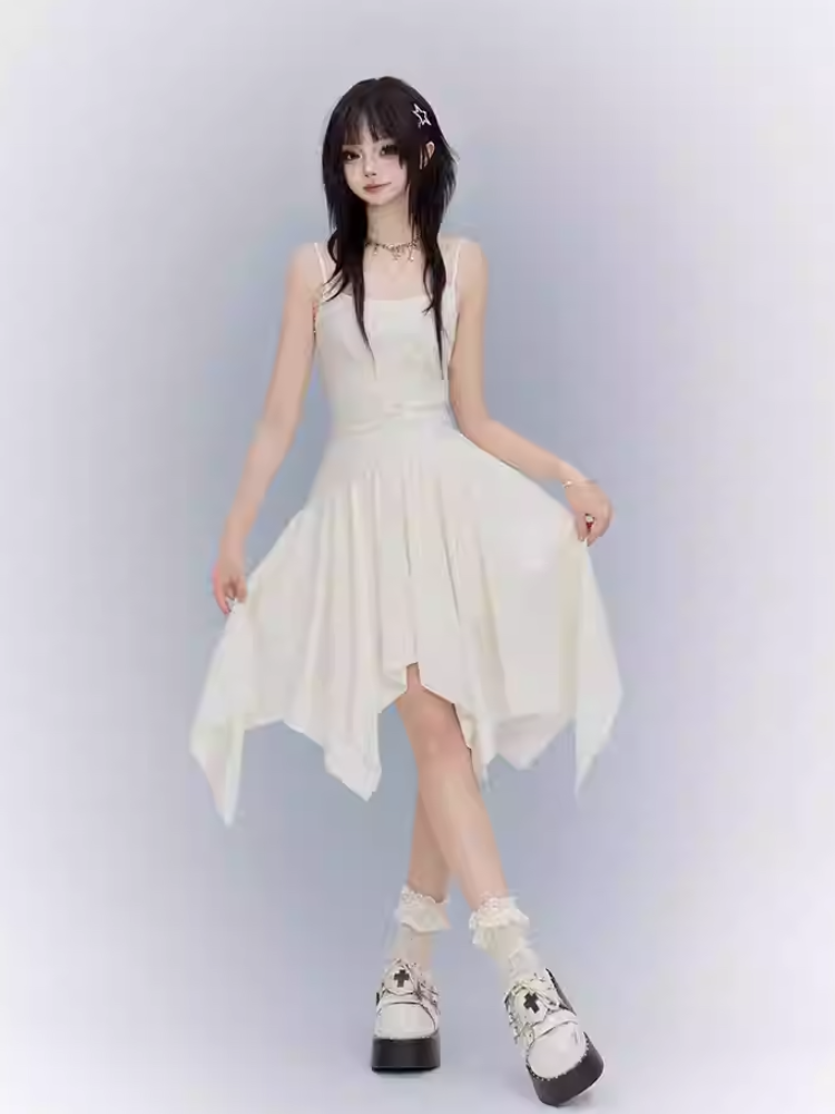 Aprikosenfarbenes asymmetrisches Cami-Kleid mit Punk-Taille, Kreuzdetail, Taschentuchsaum, Ödland