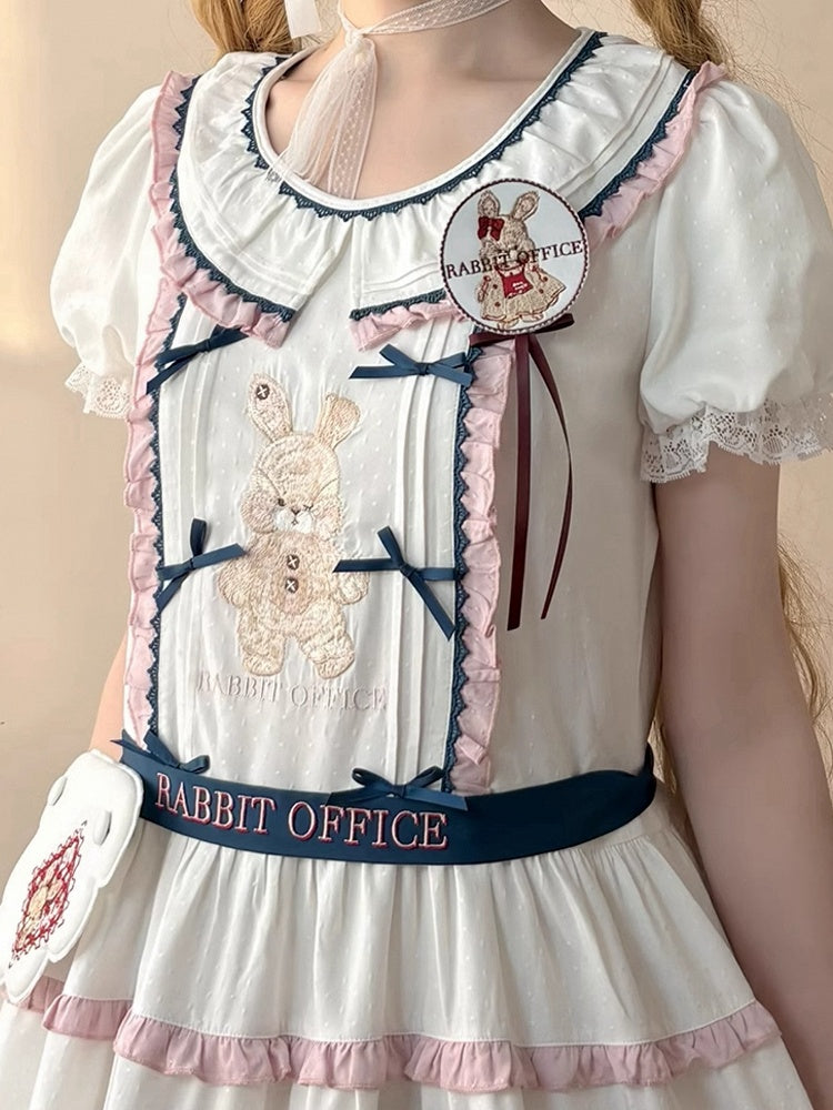 Runde Brosche mit Hasenstickerei