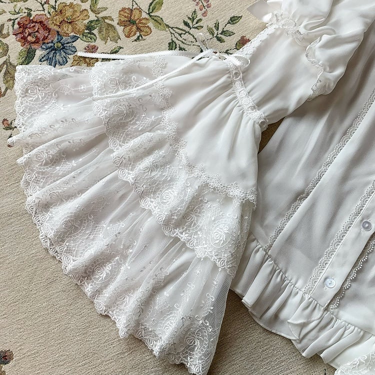 Weiße Bluse mit Glockenärmeln und Schleifenverzierung