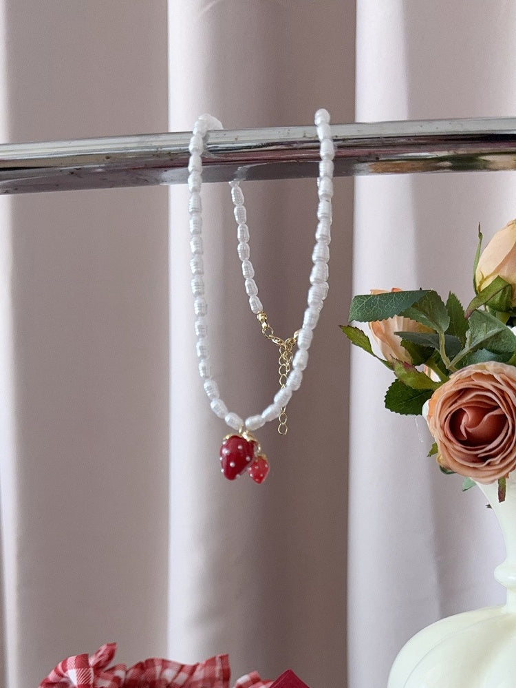Perlenkette mit Erdbeeranhänger