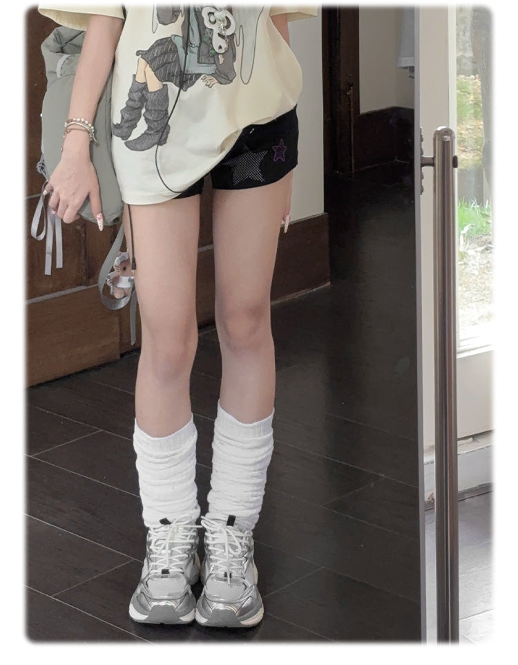 Schwarze Shorts mit niedrigem Bund und Graffiti-Print mit Sternnieten