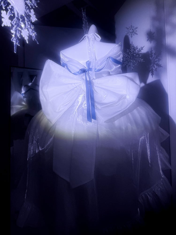 ホワイトプリンセスバスクウエストブルーリボンボウ装飾ドレス