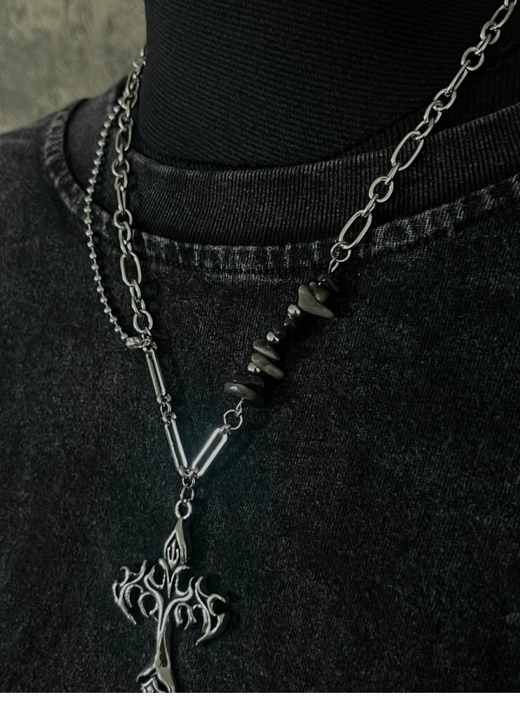 Silberne Halskette mit Flammenkreuz-Anhänger und asymmetrischer Kette