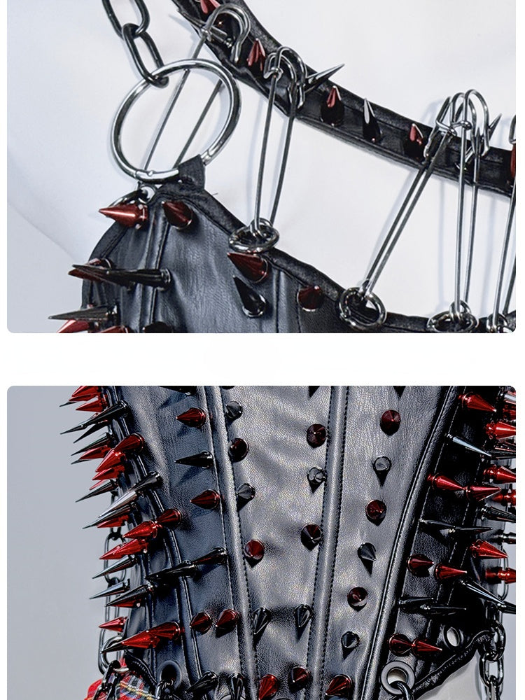 Schwarzes PU-Camisole-Top mit Punk-Nieten und Kettendetail und Schnürverschluss auf der Rückseite