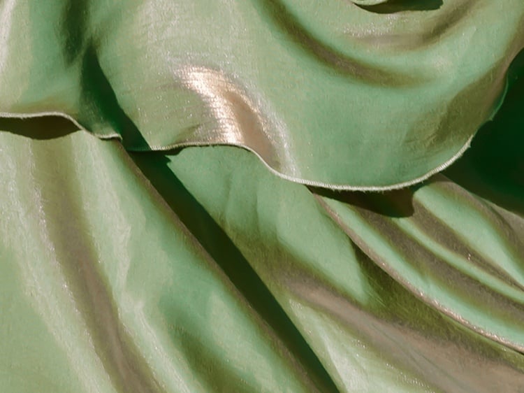 Grünes Camisole-Kleid mit Blumenmuster und Meerjungfrauenrock und Volantsaum