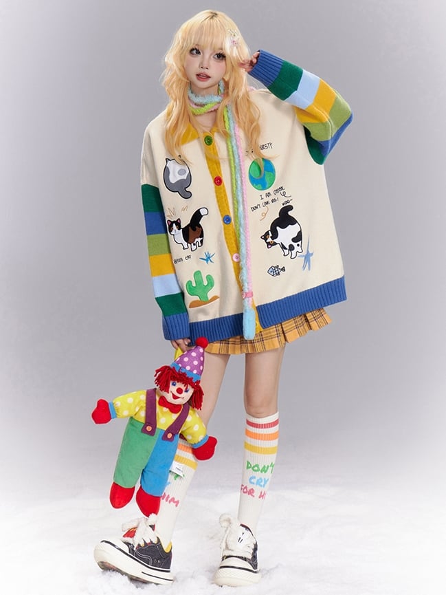 Hellapricotfarbene Strickjacke mit süßem Katzen-Polokragen und Kontrast