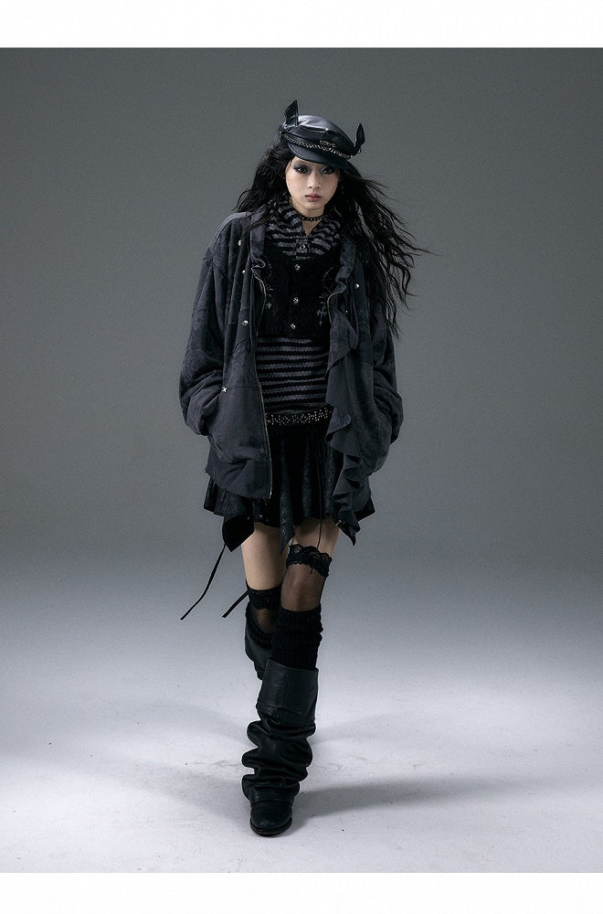 フリル裾のブラック&ホワイトストライプ柄ジャケット