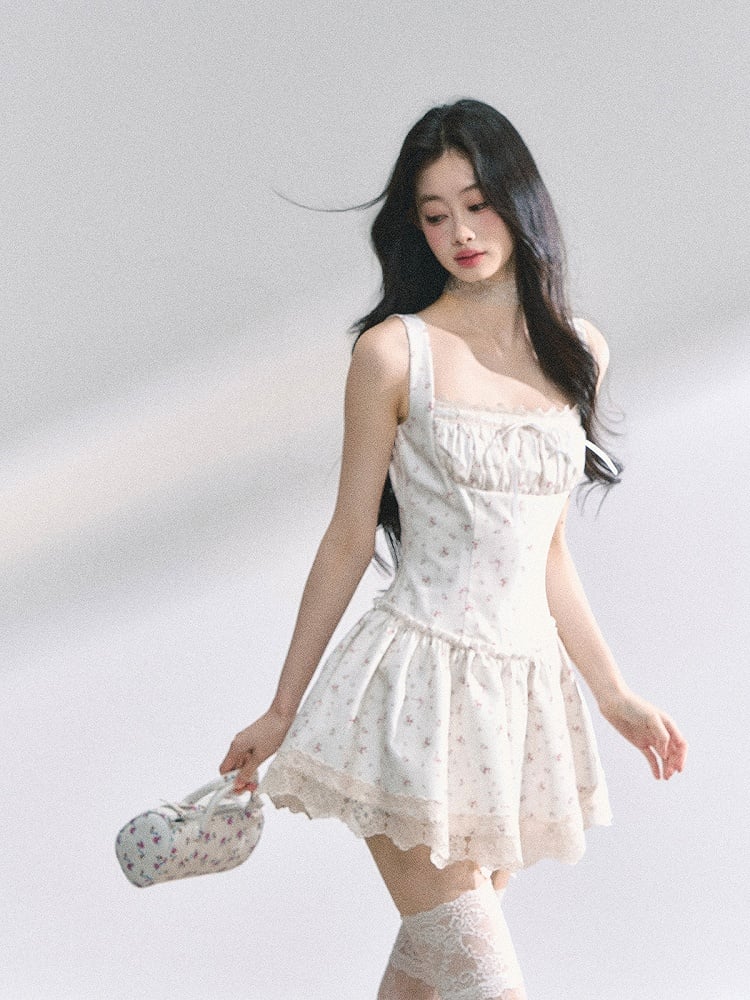 Weißes ärmelloses Kleid mit quadratischem Ausschnitt und Spitzenbesatz und Blumenmuster