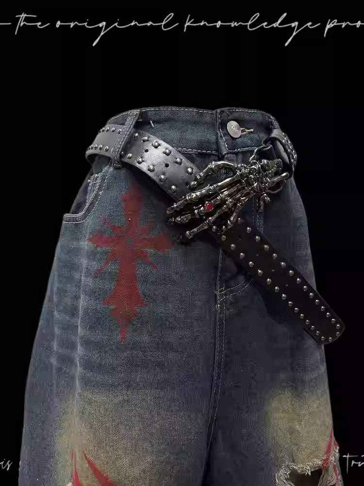 Blaue Denim-Shorts mit weitem Bein und verblassten Löchern im Scratch-Waschung-Look