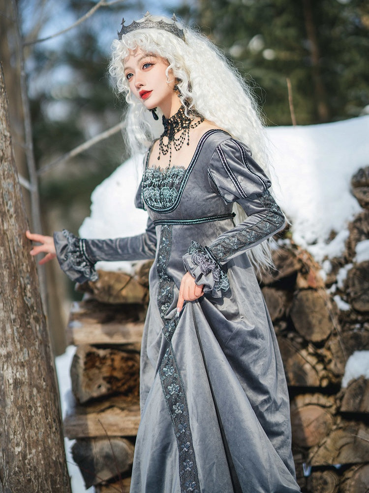 グレーのエンパイアウエスト、エレガントなロリータスクエアネックライン、ジュリエットスリーブ、ベルベットドレス