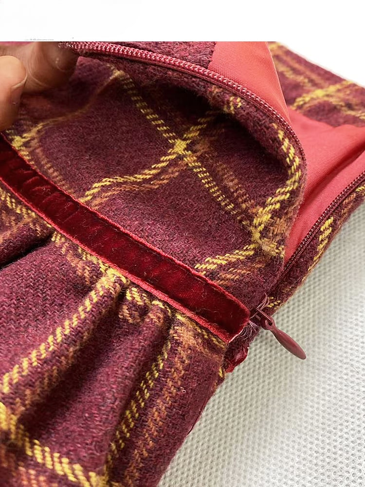 Roter Stufenrock mit Spitzenbesatz und Karomuster