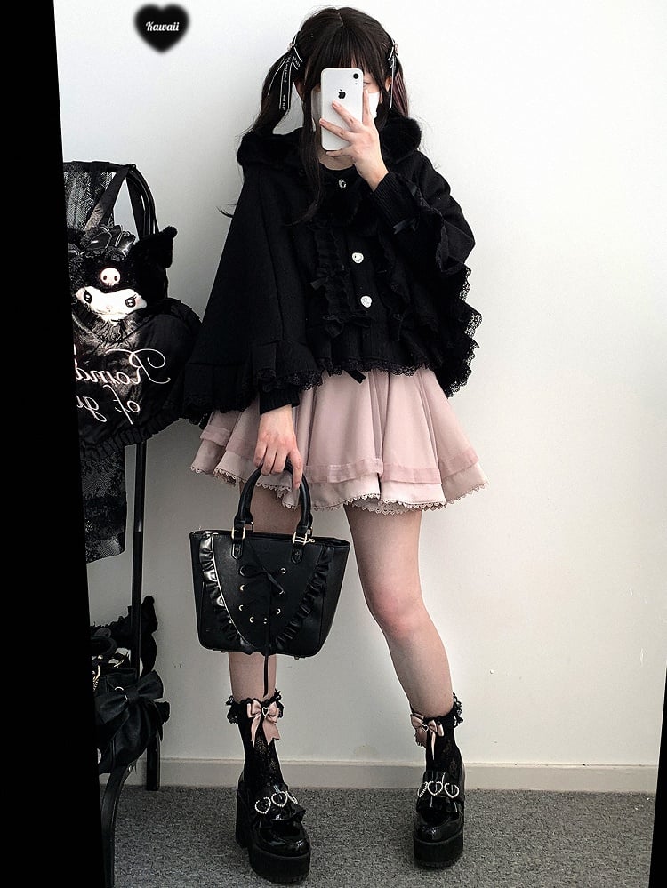 ジライケイの赤いポンポンとリボンのアクセントが特徴の地雷風フード付きケープ