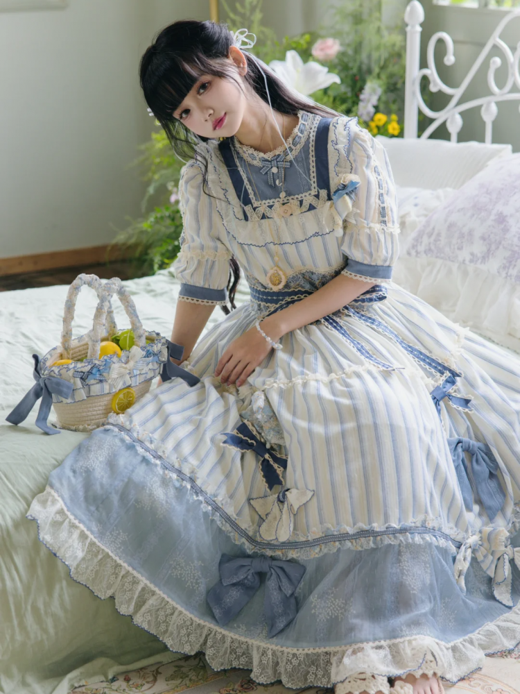 Blaue Stroh-Tragetasche mit Schleifen und Zitrone