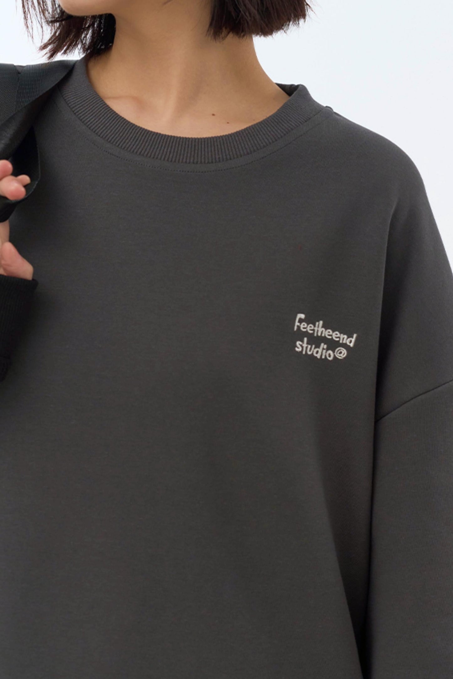 ユニセックスネックラウンドトップ