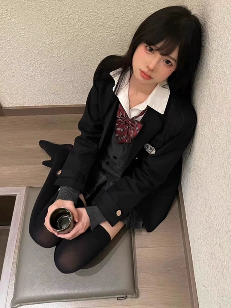 Blaue JK-Uniform mit verziertem Abzeichen im dunklen Preppy-Blazer-Stil