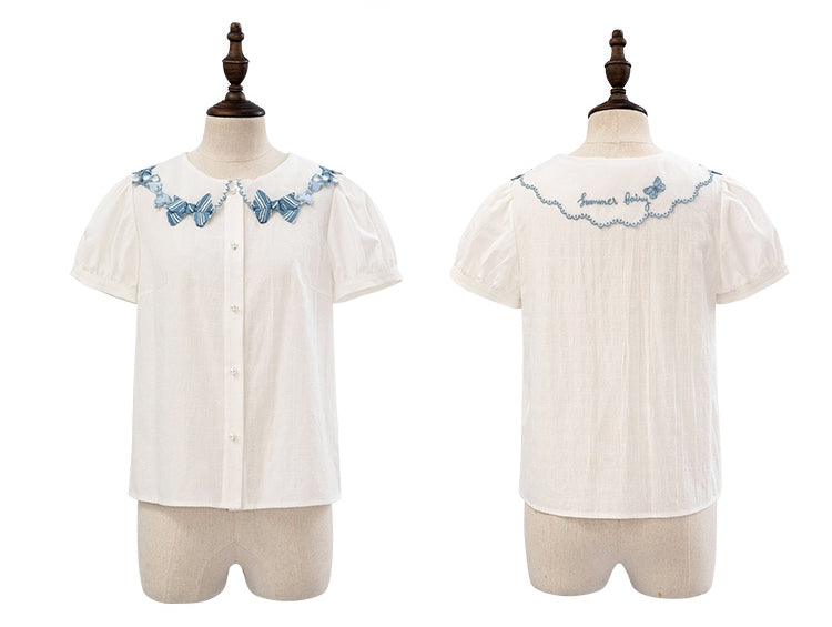 Blaue Bluse mit Schleifenbesatz und weißen Kurzarm