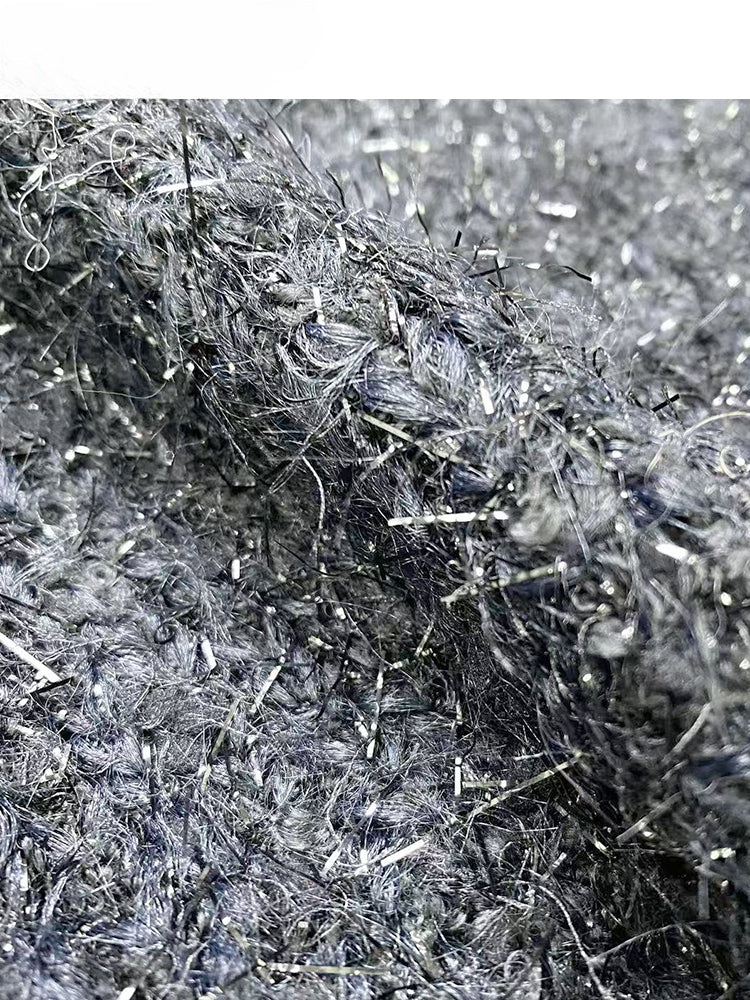 Grauer Strickpullover mit V-Ausschnitt und Schal