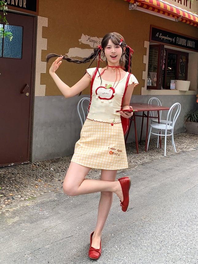 T-Shirt Salatrot Hellgelb Rundhalsausschnitt Apfelapplikation Saum