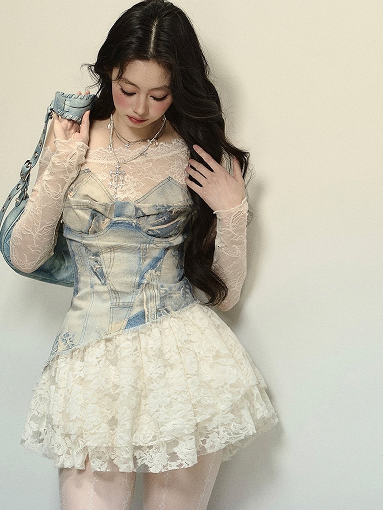 Blaues Minikleid aus Denim mit Patchwork-Spitze und asymmetrischem Ausschnitt