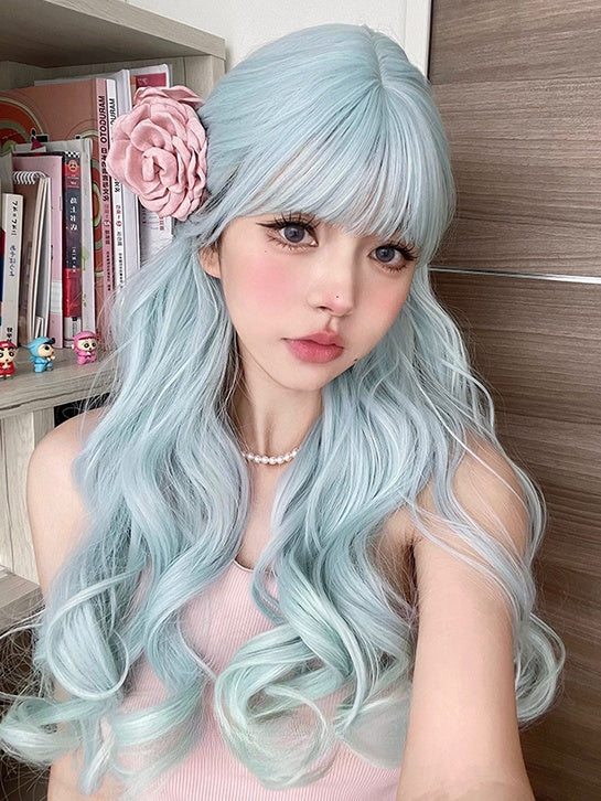 Hellblaue, gewellte Perücke mit Pony, 60 cm unter der Brustlänge