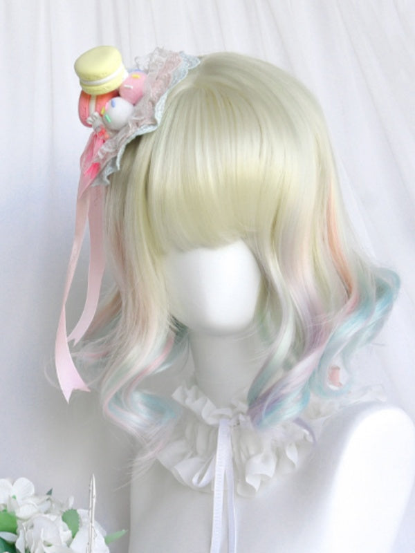 レインボーオンブルカラーの肩までの長さのウェーブヘア、フルバング