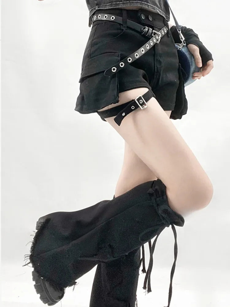 Schwarze Cargo-Shorts im Schlagdesign mit Taschen und Beinwärmern aus Denim