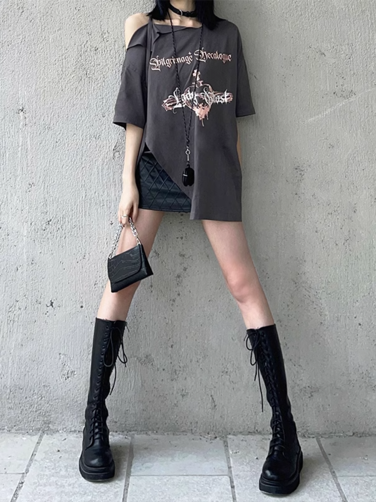 グレーのカットアウトショルダーサイドスリットルーズグラマラスグラフィックTシャツ