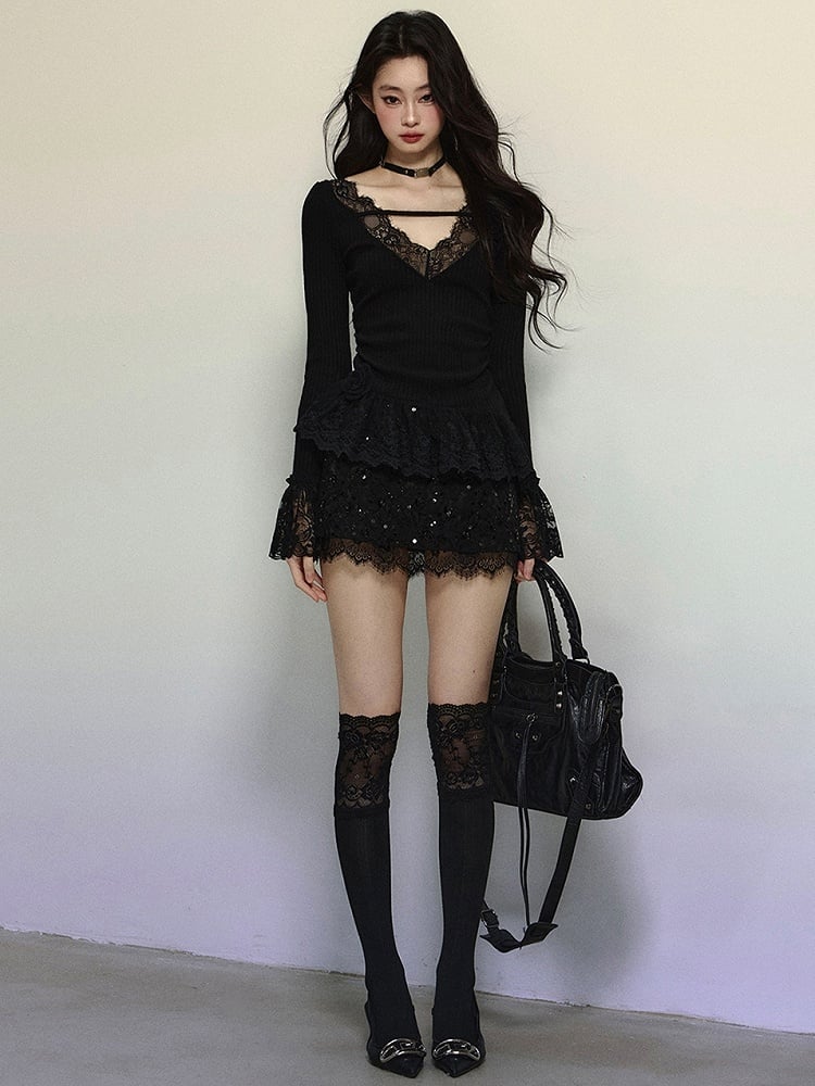 Schwarzes Stricktop mit V-Ausschnitt und Spitzenbesatz