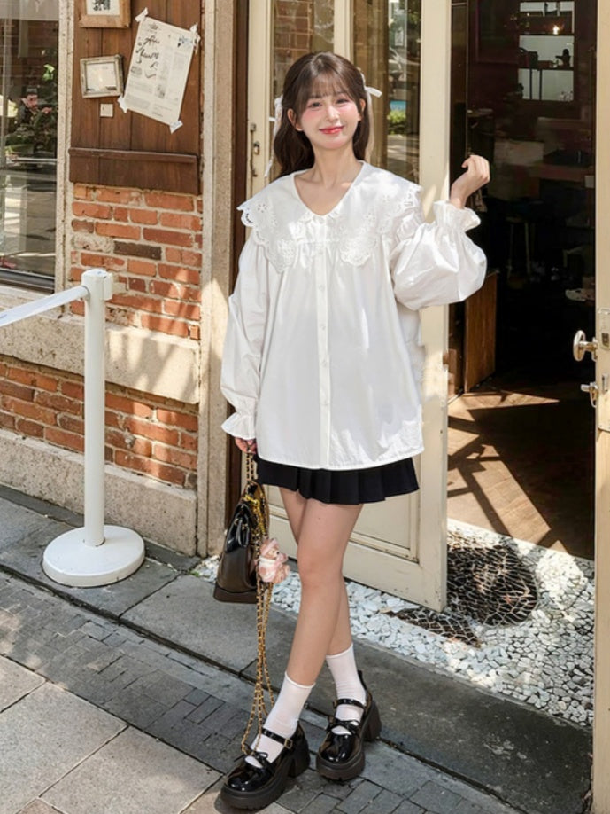 ホワイトのオーバーサイズレースカラー、フリル袖口、ゆったりブラウス