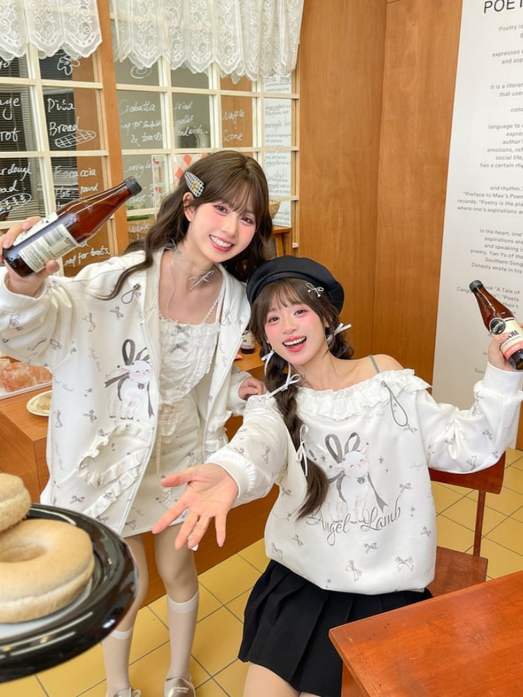 フリル付きアシンメトリーラム&リボンプリントのホワイトネックラインスウェットシャツ