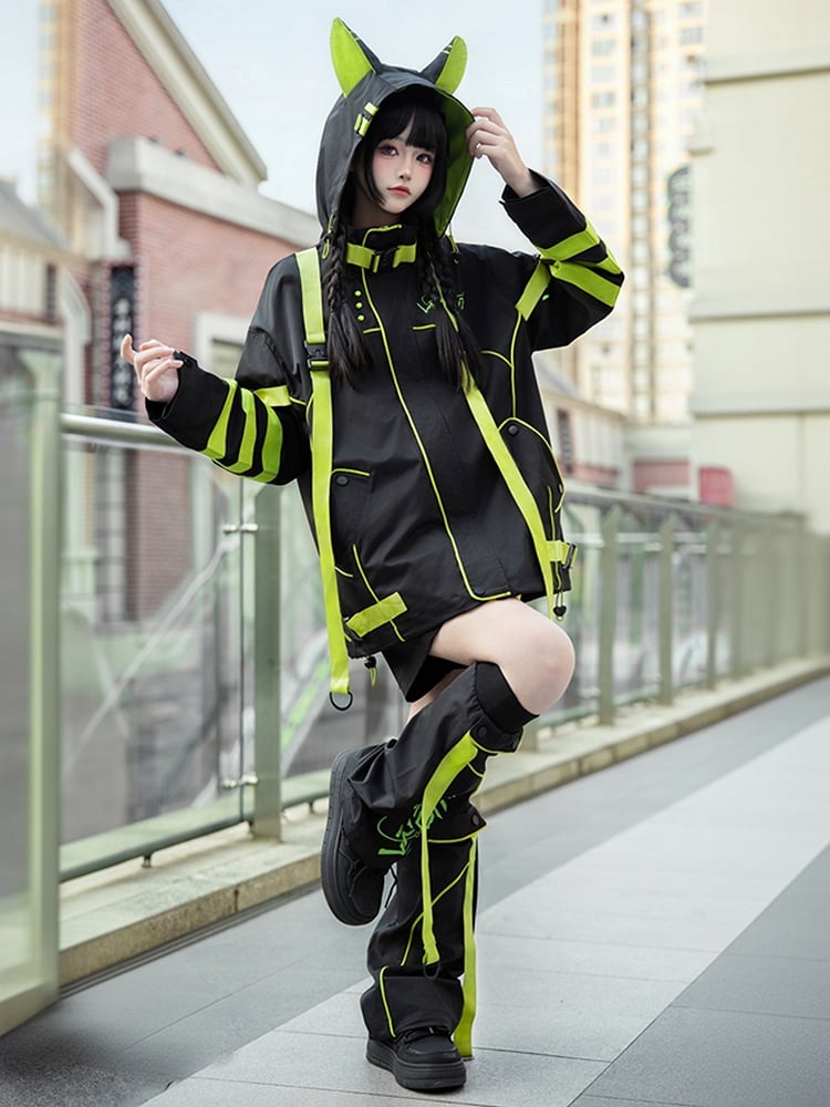 Schwarz-grüne futuristische Cyber Techwear-Windbreaker-Jacke mit Schnallenriemen und Katzenohren
