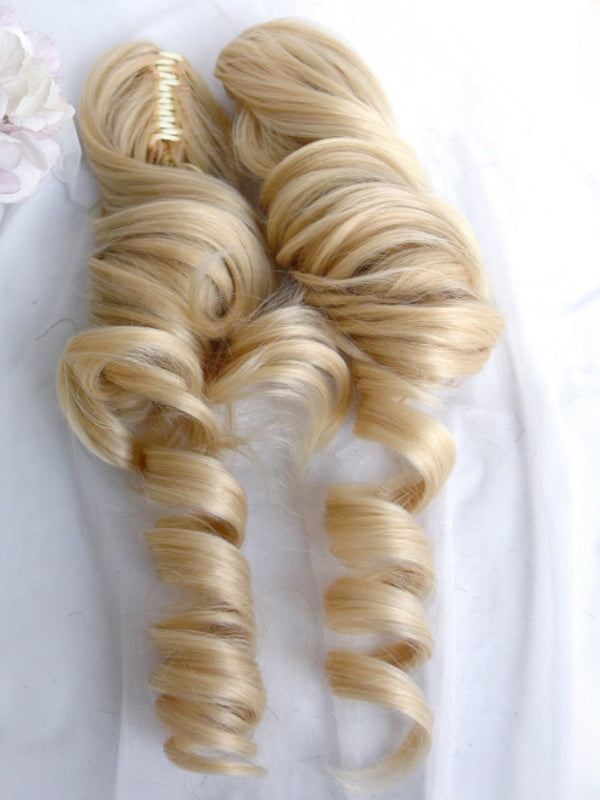 Blonde Perücke im kurzen Bobschnitt mit Pony und doppelten, lockigen Pferdeschwanzklammern