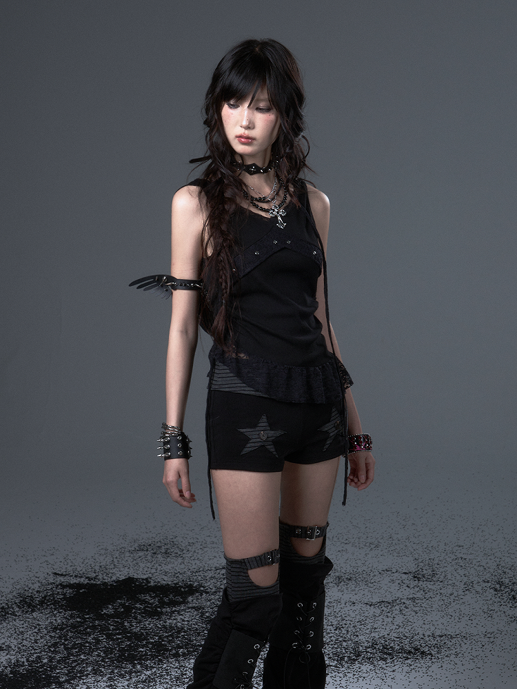 Schwarzes Tanktop mit Spitzennieten, metallischem asymmetrischem Saum und Kapuze