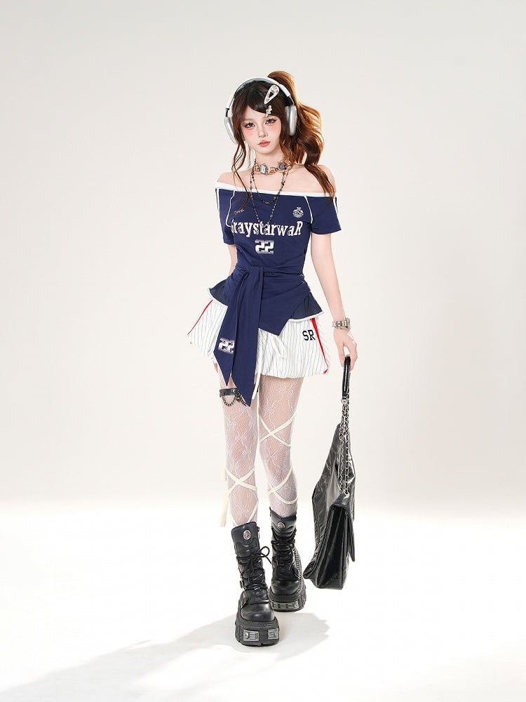 ウエストに赤/青のストラップ、アシンメトリーネックライン、ブロケットコアTシャツ、セルフタイ