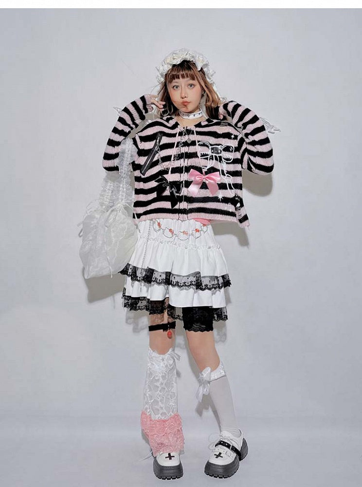 Rosa-schwarz gestreifte Strickjacke mit herzförmiger Schleife und Kettenstrick